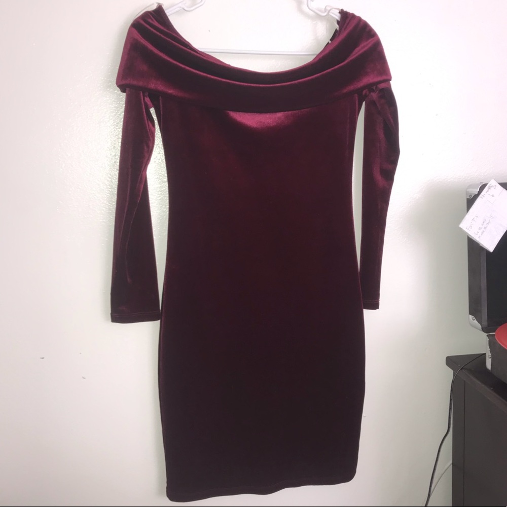 Off-the-Shoulder velvet mini dress in maroon / S
